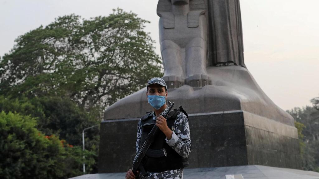 Un policier égyptien portant un masque à Gizeh, en Egypte, le 16 mai 2020.