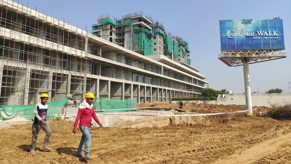 Sur cet énorme chantier de construction de Gurgaon, en banlieue de New Delhi, tous les ouvriers sont des migrants venus de régions pauvres de l’est de l’Inde. Ils ont énormément souffert du confinement, car ils ne sont couverts par aucun système de protection sociale.