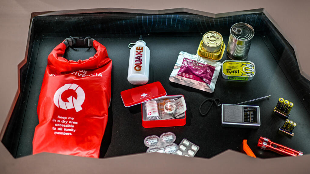 La photo montre le kit de survie exposé et disponible à la vente au Quake, le centre sismologique de Lisbonne, le 10 octobre 2023. Le récent tremblement de terre au Maroc a ravivé les craintes d'un séisme majeur dans la péninsule ibérique. Le territoire continental portugais ainsi que le sud de l'Espagne, en raison de leur situation géographique, à la frontière des plaques eurasienne et africaine, appelée la ligne de démarcation des Açores-Gibraltar, sont très exposés. Face à ce risque, l'Espagne et le Portugal cherchent à se préparer. (Image d'illustration).