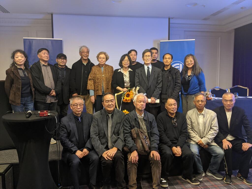 万润南追思纪念会举办人和与会人士，法国巴黎，2025年10月22日。