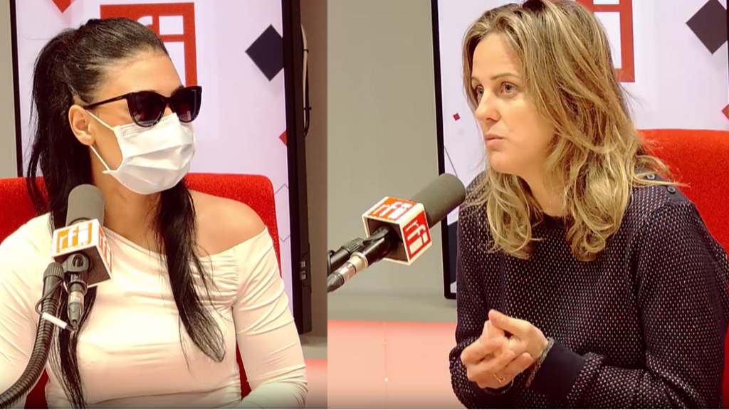 Sana, jeune française rapatriée de Syrie en 2023, et Gaële Joly, journaliste, dans le studio de RFI le 7 novembre 2025.