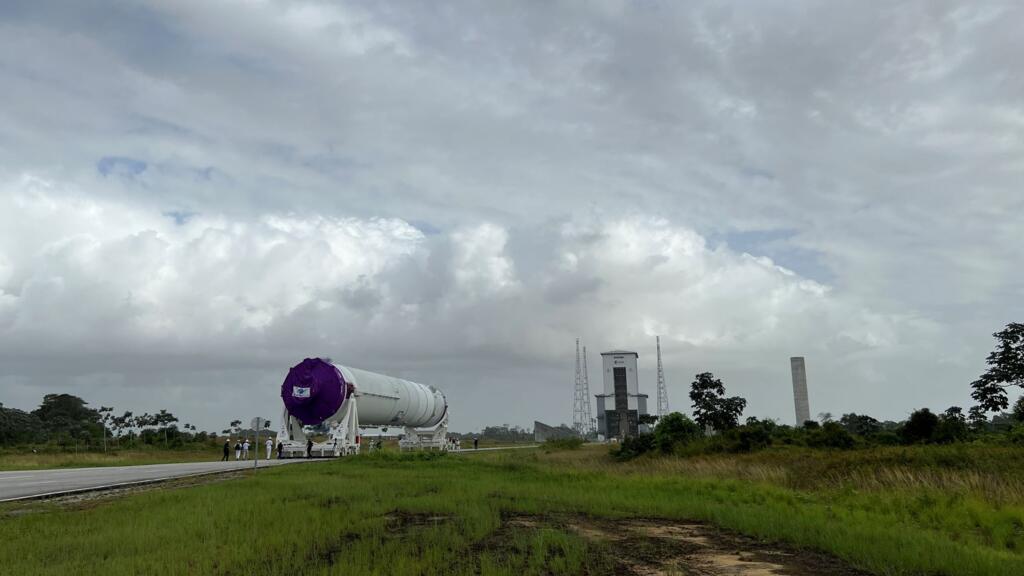 Fabriqué en Europe, le corps central d'Ariane 6 a été assemblé au centre spatial de Kourou (Guyane française), avant d'être emmené vers son pas de tir en avril.
