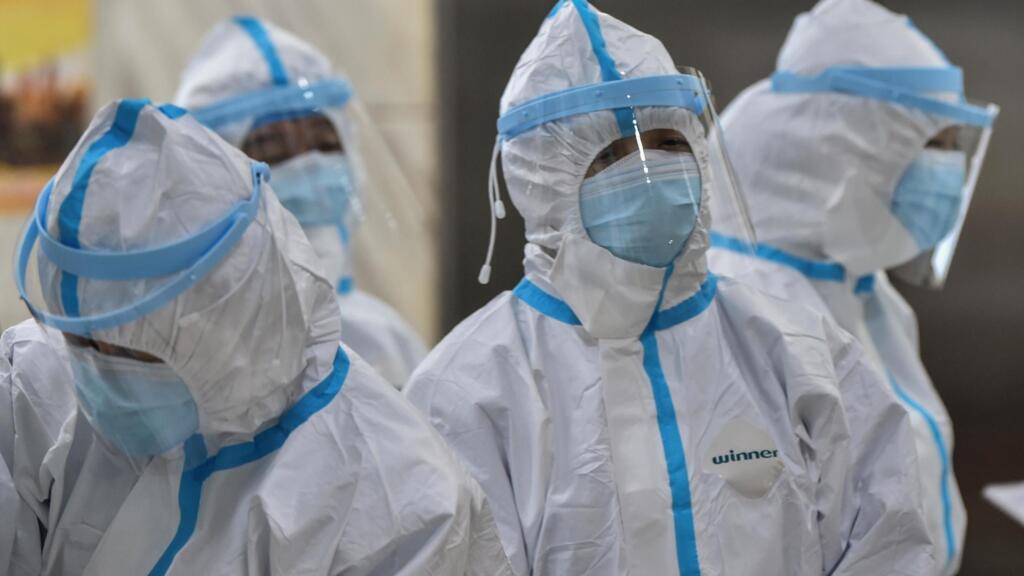 Des membres du personnel médical portant des vêtements de protection à l'hôpital de la Croix-Rouge de Wuhan, le 25 janvier 2020 (photo d’illustration).