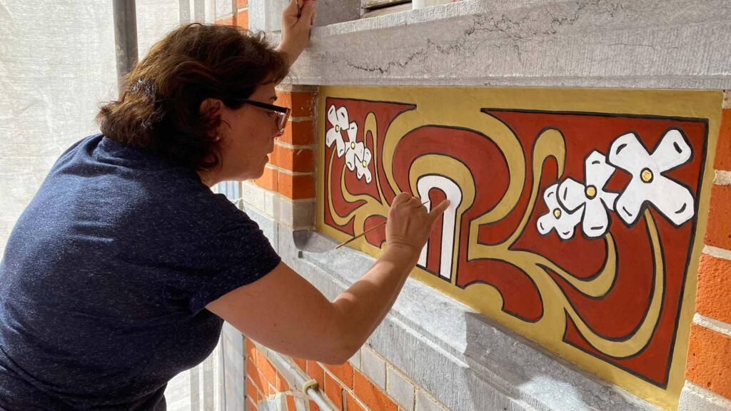Elvira Iozzi restaure les «sgraffites», un travail délicat, réalisé sur échafaudage.