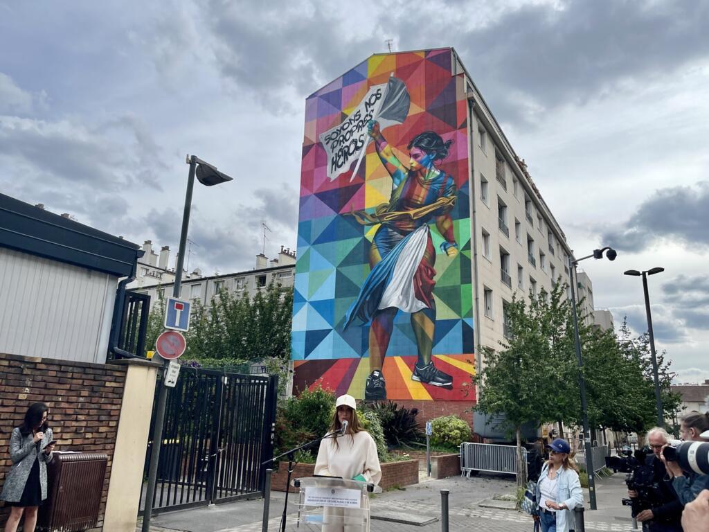 A esgrimista Nathalie Moellhausen discursa na inauguração do painel do artista Kobra, em Saint-Ouen-sur-Seine. Em 13 de junho de 2024.