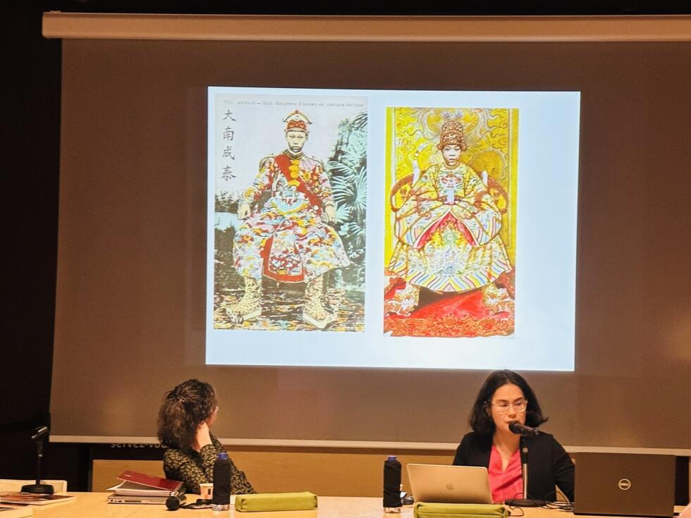 Sarah Ligner quản lý di sản Bảo tàng Quai Branly - Jacques Chirac (T) và Caroline Herbelin, tiến sĩ lịch sử nghệ thuật, giảng viên Đại học Albany, Mỹ trong hội thảo về triển lãm, ngày 19/03/2025.