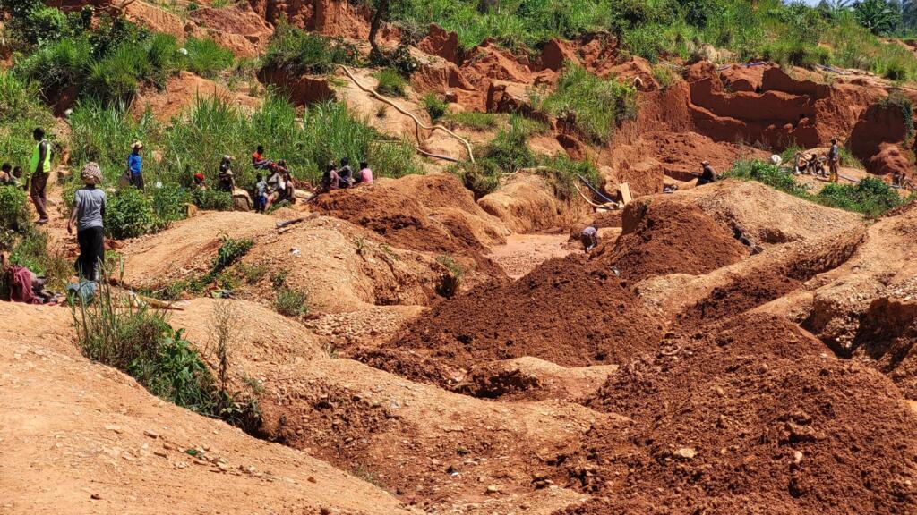 À Nizi, l'exploitation artisanale est reine sur la concession de la Sokimo, l'entreprise publique aurifère de l'Ituri.