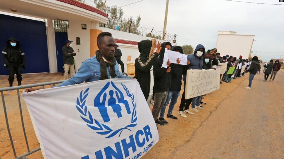 Wahamiaji wa Kiafrika waandamana dhidi ya shirika la Umoja wa Mataifa linalohudumia Wakimbizi (UNHCR) nchini Tunisia karibu na mpaka wa Libya, Februari 14, 2022.