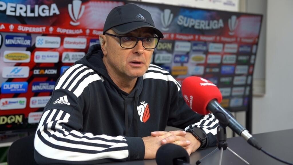 Leo Grozavu, antrenorul echipei FC Botoşani, este mulţumit că formaţia sa este pe primul loc al clasamentului, dar ştie că mai este drum lung până la finalul sezonului.