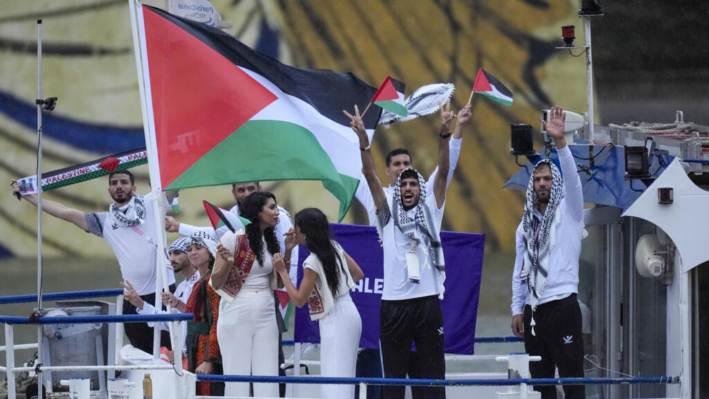 La délégation palestinienne lors de la cérémonie d'ouverture des Jeux olympiques de Paris sur la Seine, le 26 juillet 2024.巴勒斯坦代表团在巴黎奥运开幕式上 La délégation palestinienne lors de la cérémonie d'ouverture des Jeux olympiques de Paris sur la Seine, le 26 juillet 2024.巴勒斯坦代表团在巴黎奥运开幕式上