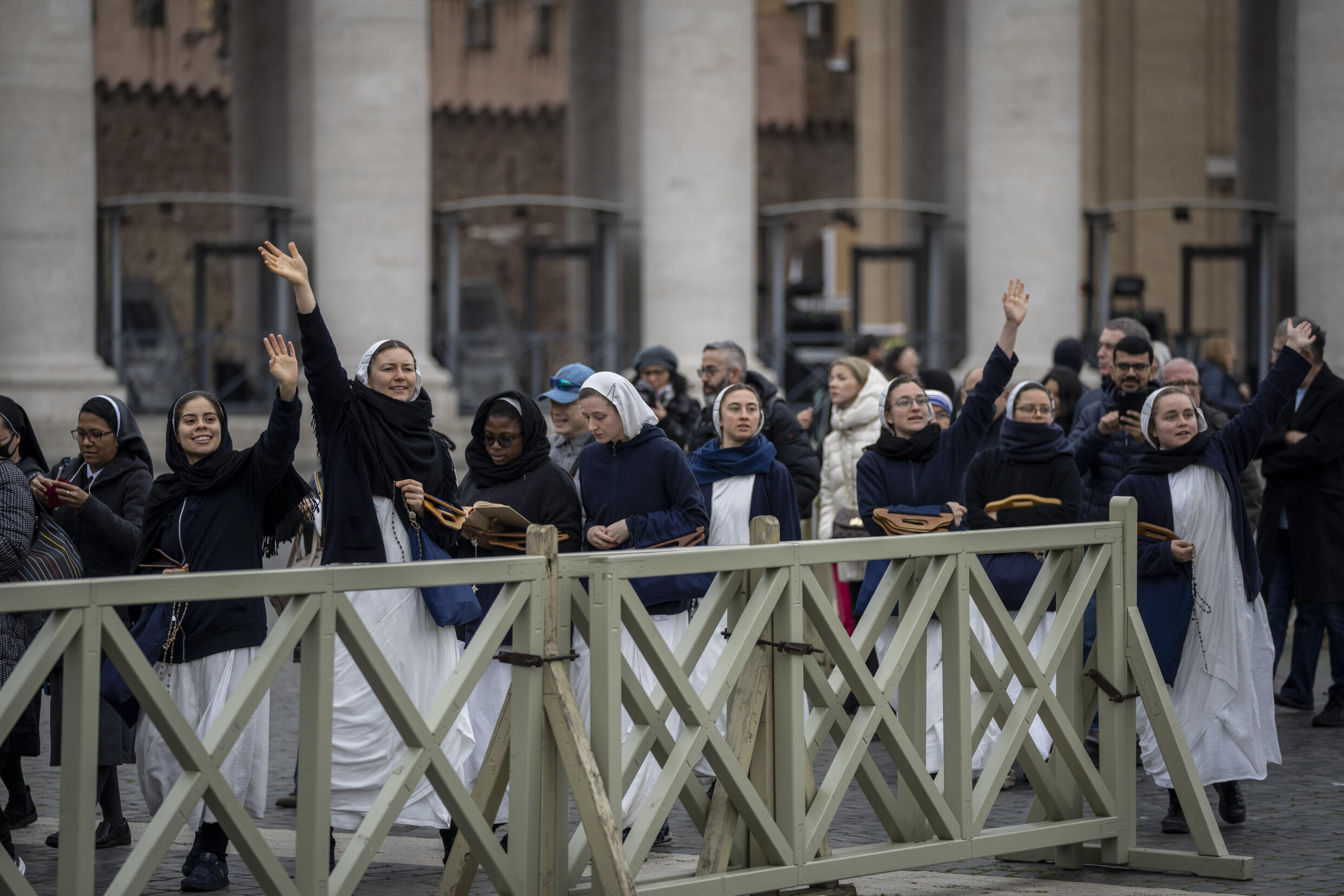 Fieis fazem fila para dar último adeus a Bento 16 na Basílica de São Pedro, no Vaticano