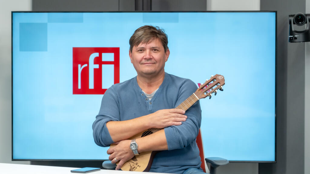 Cantautorul și producătorul muzical Dan Manciulea își lansează albumul "Cântec fără sfârșit", împreună cu cartea sa de schițe și povestiri - "Mici apocalipsei de adormit omenirea", cu ocazia împlinirii a 30 de ani de la câștigarea Trofeului Festivalului de Muzică Folk “Om Bun”.
