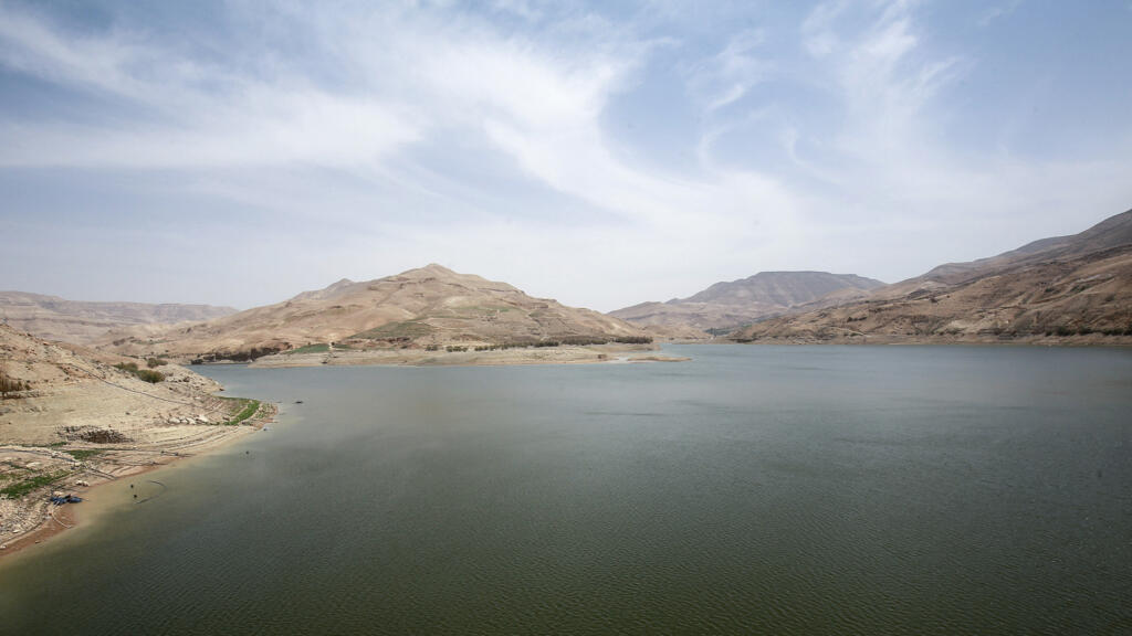 Cette photo montre une vue du réservoir du barrage de Mujib, la principale source d'approvisionnement en eau d'Amman, dans le gouvernorat de Madaba, à environ 100 km au nord de la capitale jordanienne, le 20 avril 2021.