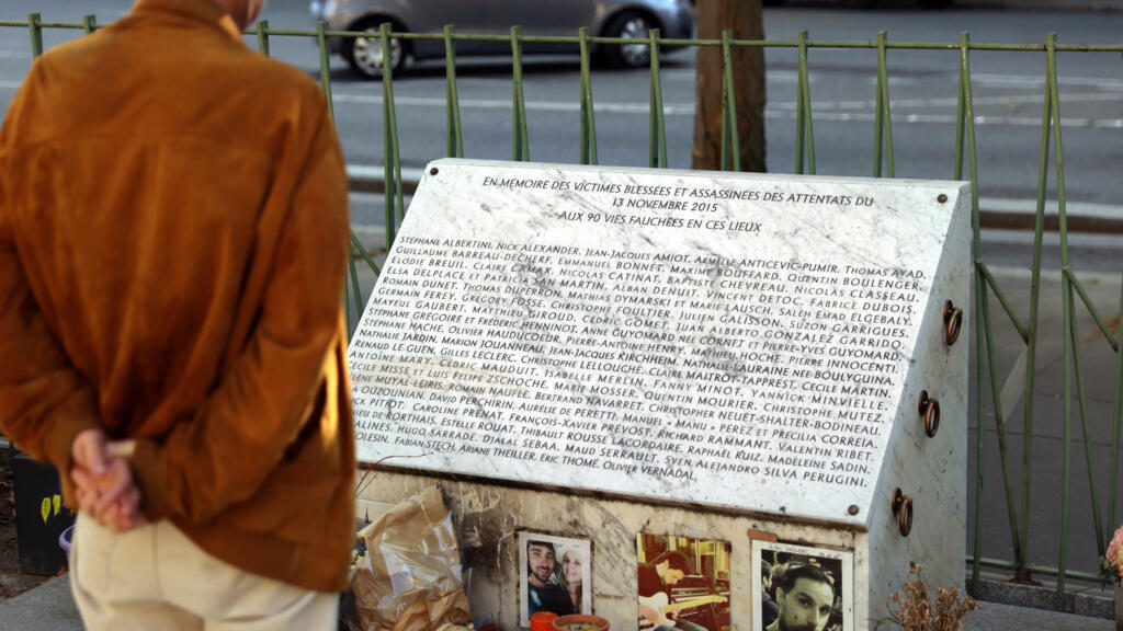 Un homme regarde la plaque commémorative près du Bataclan à Paris le 3 septembre 2021, où des djihadistes ont attaqué et tué 90 personnes le 13 novembre 2015.