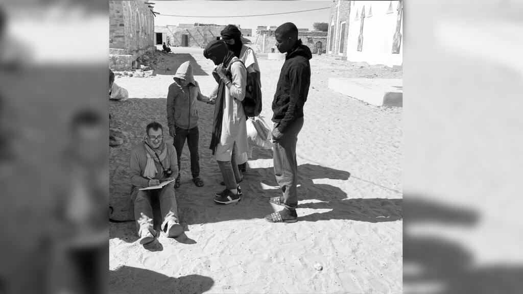 Le dessinateur Joël Alessandra en pleine séance de croquis à Chingetti en Mauritanie.