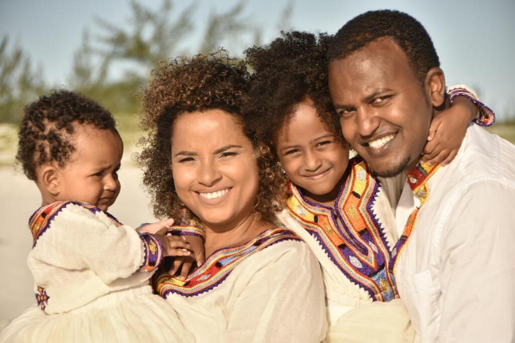 A brasileira Rafaela de Costa Carvalho com o marido etiope, Isaac, e as filhas do casal usando roupas tradicionais etiopes