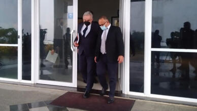 Đặc sứ Mỹ Kurt Campbell (T) sau cuộc hợp với lãnh đạo đối lập Quần Đảo Salomon Mathew Wale, tại Honiara, thủ đô Salomon, ngày 22/04/2022.