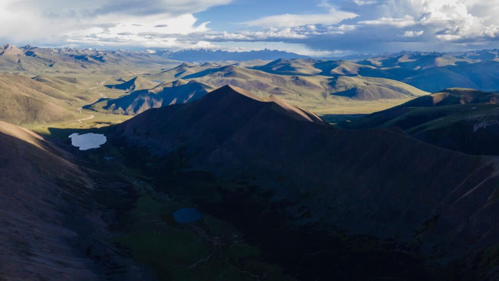 Vue aérienne du lac Sikinlatso dans le canton de Riduo, le 23 juin 2021, dans le comté de Mozhugongka, région autonome du Tibet en Chine. Entouré d'un groupe de sommets, le lac Sijinlacuo culmine à plus de 4 500 mètres d'altitude. 