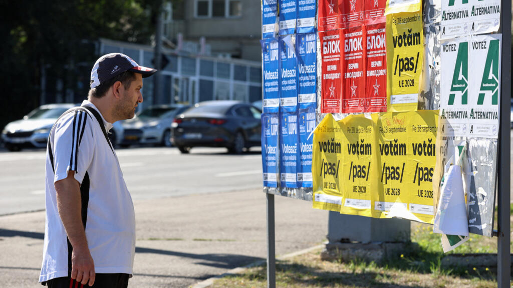 Des affiches de campagne des partis politiques moldaves à l’approche des élections législatives à Chisinau, en Moldavie, le 21 septembre 2025. (Image d'illustration)