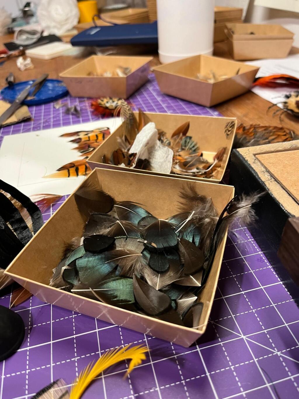 Plumes à l'atelier de Fanny Litzia