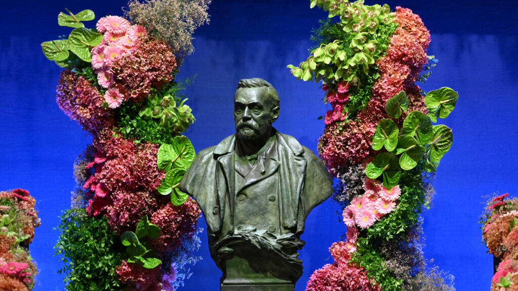 Bustul omului de știință, inventatorului, omului de afaceri și fondatorului premiilor Nobel, Alfred Nobel, fotografiat la o ceremonie de decernare a premiilor, la Stockholm, pe 10 decembrie 2024.