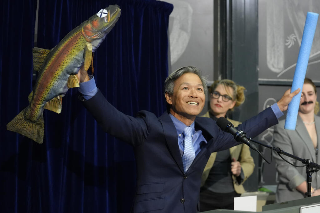 Le professeur James Liao montre un poisson en plastique alors qu'il reçoit un prix de physique pour avoir démontré et expliqué les capacités de nage d'une truite morte lors de la cérémonie des prix Ig Nobel au Massachusetts Institute of Technology à Cambridge (Massachusetts), le jeudi 12 septembre 2024.