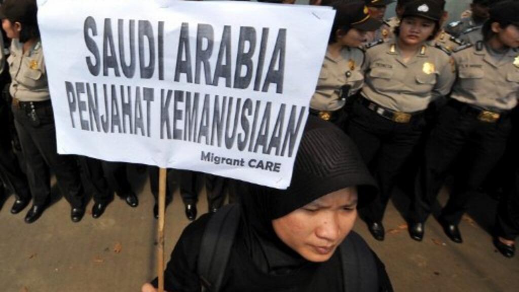 Lors d'une manifestation à Jakarta contre l'exécution de domestiques indonésiennes en Arabie Saoudite, une femme brandit un panneau: «l'Arabie Saoudite est un criminel de l'humanité». Photo datée de juin 2011.