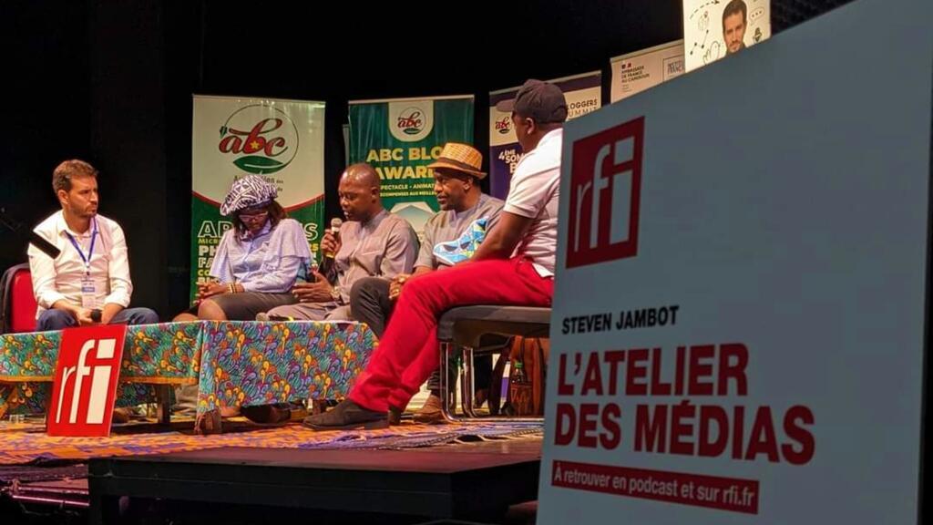 Enregistrement de "L'atelier des médias" à Yaoundé le 29 juin 2023. De gauche à droite : Steven Jambot, Salma Amadore, Denis Omgba Bomba, Dominique Minyono et Desmond Ngala.