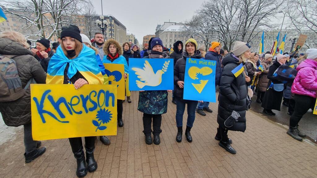 De jeunes manifestantes lors de la manifestation pro Ukraine à Riga, le 24 février 2023.