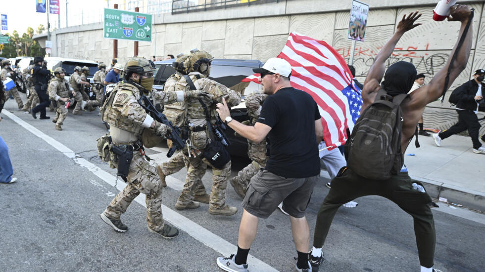 Xô xát giữa người biểu tình và cảnh sát Bảo vệ Biên giới và Hải quan Hoa Kỳ trong cuộc biểu tình ngày 12/06/2025, tại Los Angeles, bang California, Mỹ.