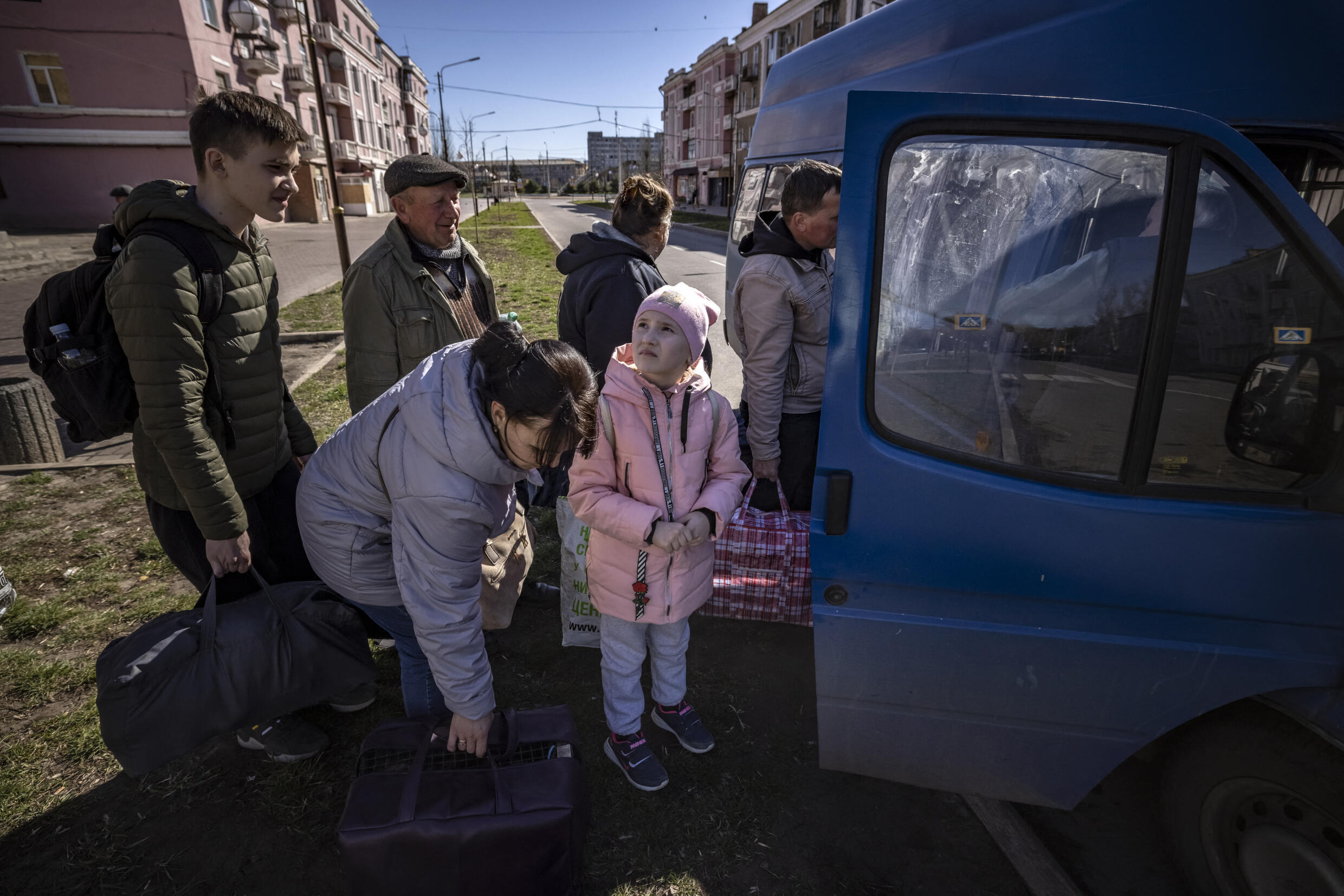 Au lendemain de l'attaque meurtrière à la gare de Kramatorsk, des civils quittent la ville en minibus, le 9 avril.