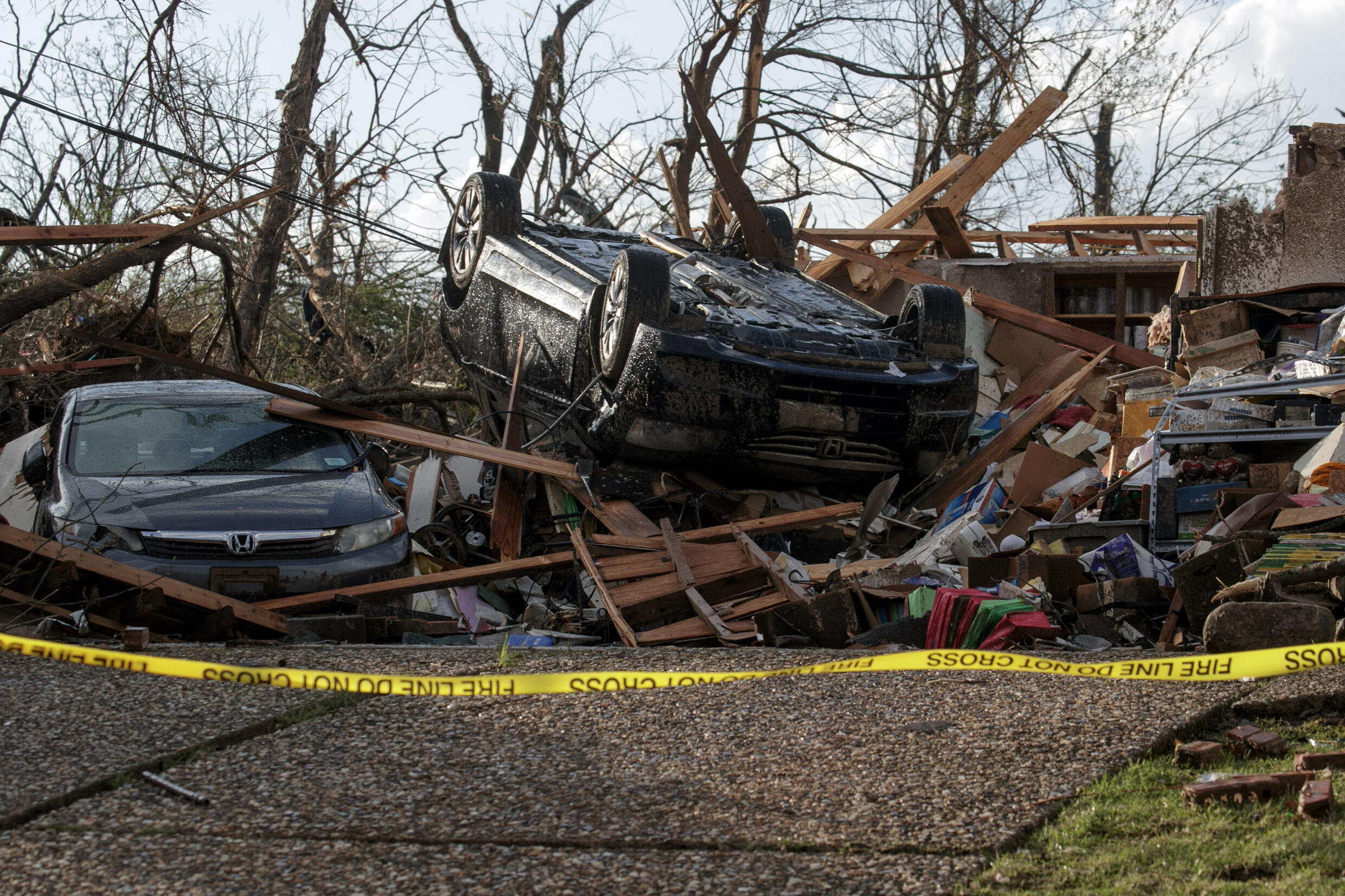 Algunas de las cientos de casas y automóviles dañados arrasados por un tornado vistos el 31 de marzo de 2023 en Little Rock, Arkansas.