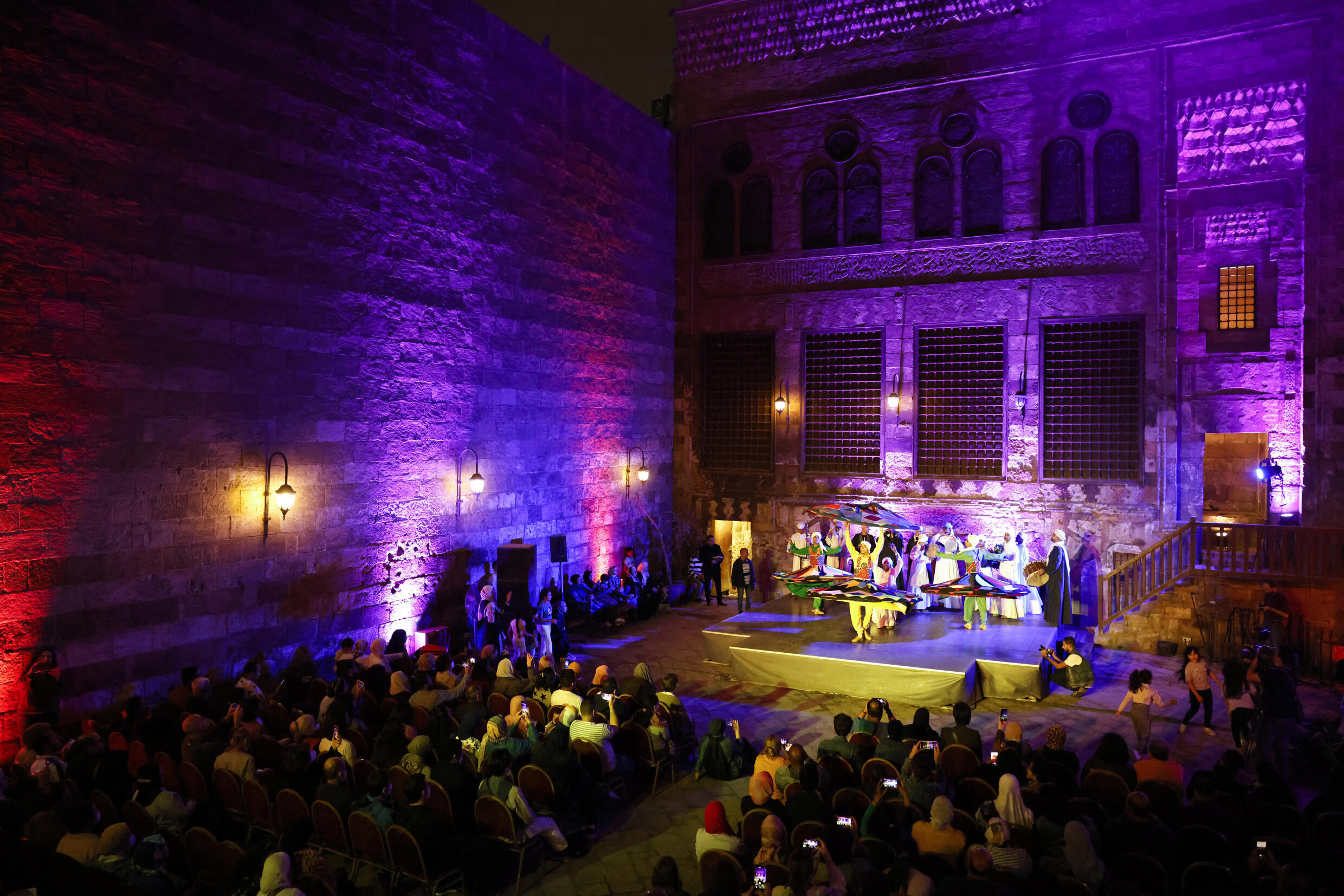 تعد التنورة اليوم جزءًا لا يتجزأ من السياحة المصرية ، حيث يقوم بعض الراقصين بدمج الأضواء في تنانيرهم ، خاصة في الفنادق وأماكن الترفيه ، لإضفاء مزيد من المفاجأة والبهجة على السياح والزوار على حد سواء.