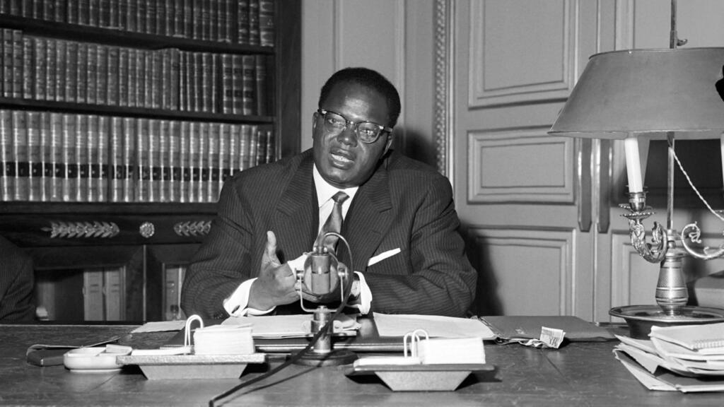 Hubert Maga, en conférence de presse, le 30 octobre 1961, à l'ambassade de la République du Dahomey à Paris.
