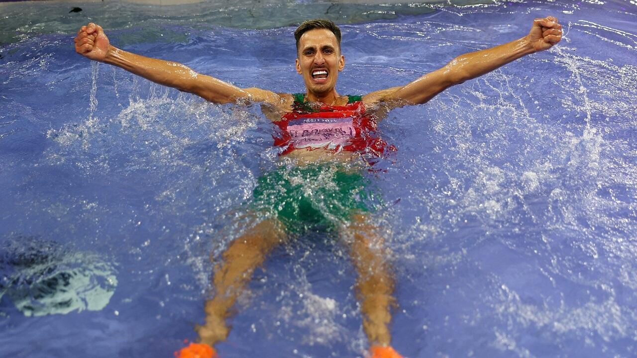 Le Marocain Soufiane el-Bakkali fête son deuxième sacre olympique sur 3000m steeple, mercredi 7 août 2024, dans la rivière du Stade de France.