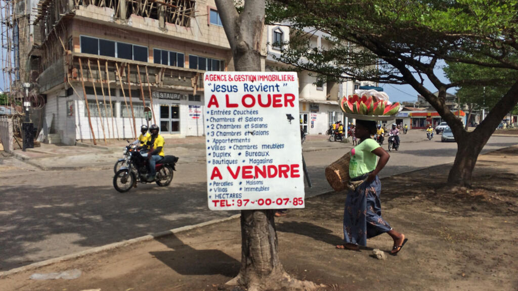 Grâce à une loi votée à l'unanimité au Bénin l'augmentation des loyers est limitée à 2% par an et pas avant 3 ans d’occupation par le locataire.