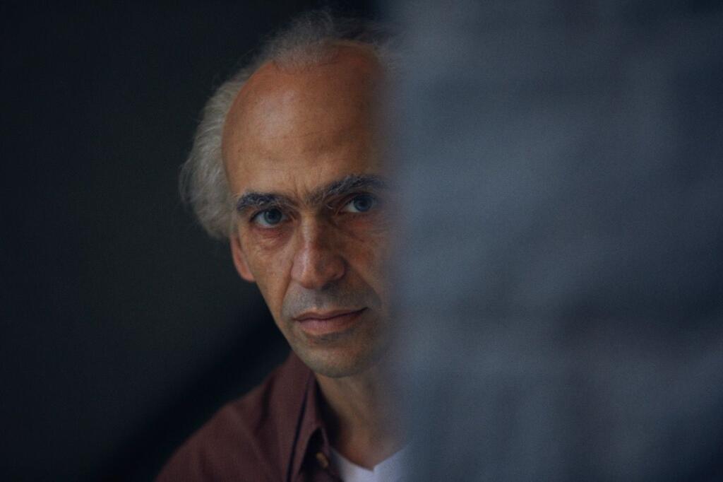 Ator Júlio Andrade, da série brasileira Betinho, no fio da navalha, em competição no Festival Canneseries.
