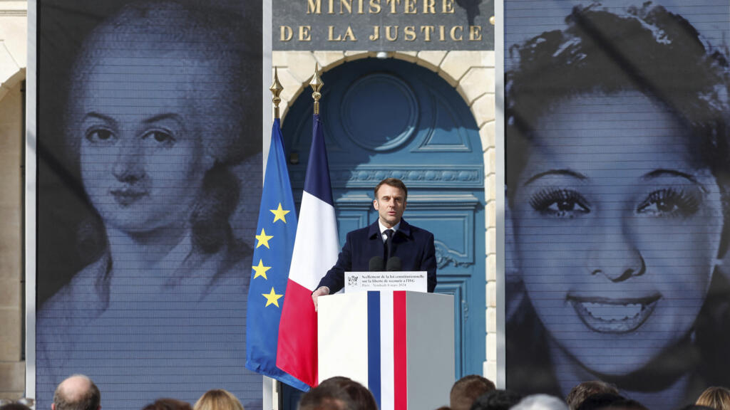 Emmanuel Macron s'exprime lors d'une cérémonie pour sceller le droit à l'IVG dans la Constitution française, à l'occasion de la Journée internationale des droits de la femme, à la place Vendôme, à Paris, le 8 mars 2024.