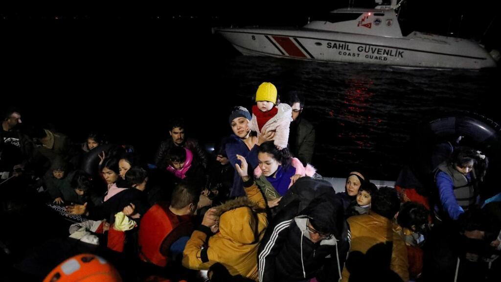 Des migrants embarquent à bord d'un navire des garde-côtes turcs, après leur traversée avortée de la mer Égée, vers l'île grecque de Lesbos le 6 mars 2020.