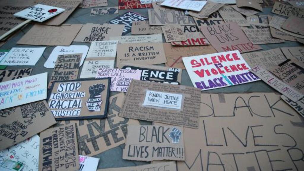 Des dizaines de pancartes étalées à Parliament Square lors d'une manifestation à Londres, le 7 juin 2020.