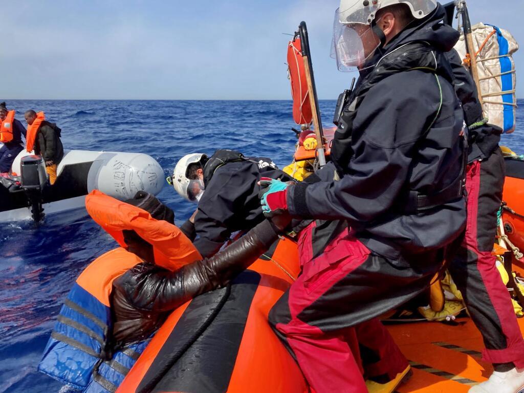 Durant une opération de secours, un homme tombe à l’eau et est récupéré par les équipes de SOS Méditerranée.