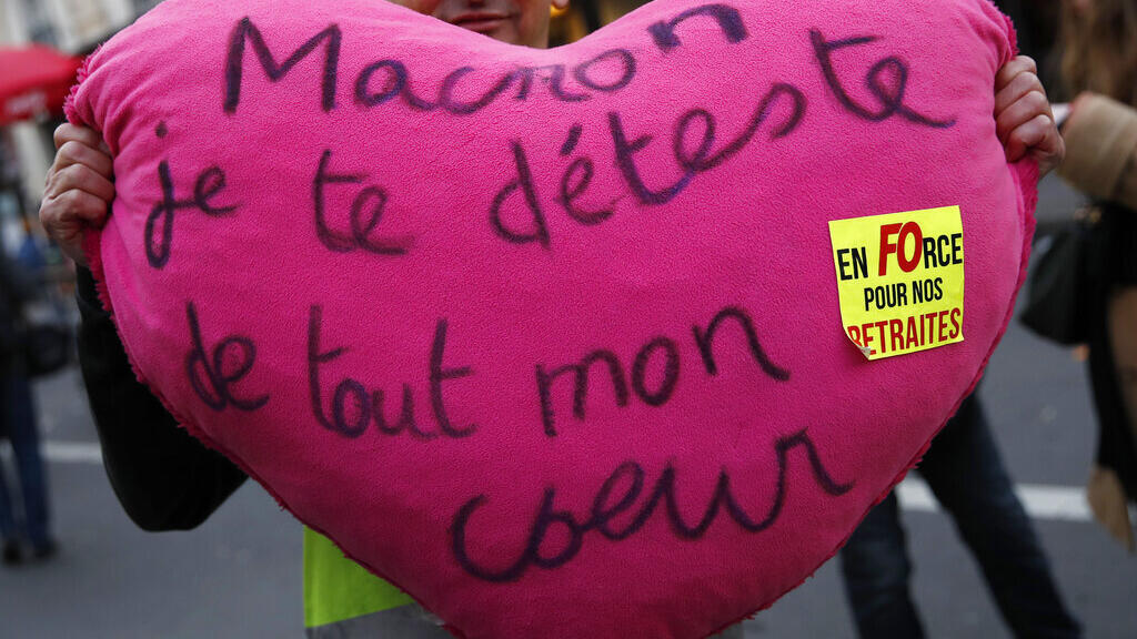 Em uma manifestação contra a reforma da Previdência na Assembleia Nacional, em Paris, um manifestante escreveu em almofada com formato de coração que detestava o presidente Emmanuel Macron. Imagem de 20 de fevereiro de 2020.