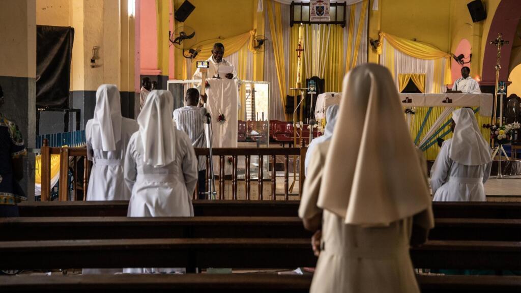 Des fidèles se sont rassemblés pour la traditionnelle messe de Pâques dans la cathédrale de l'Immaculée-Conception à Ouagadougou, le 12 avril 2020.