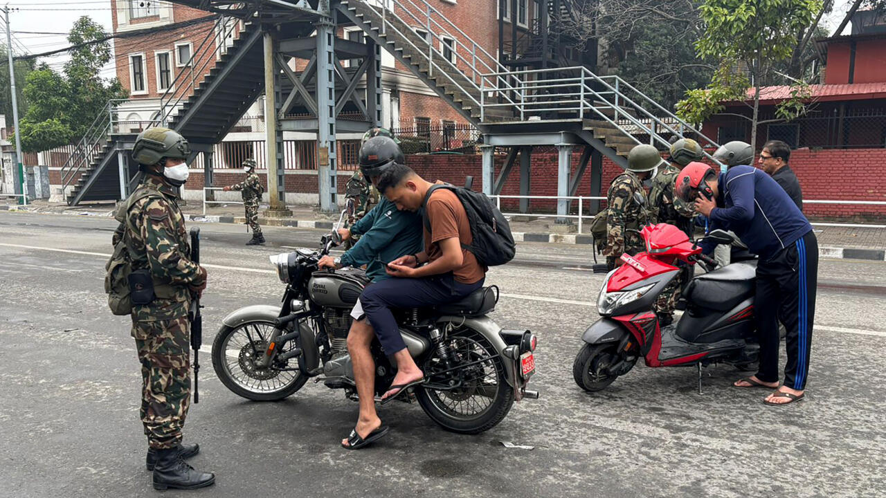 Népal: l’armée tente d’imposer le calme à Katmandou après des jours de manifestations musclées