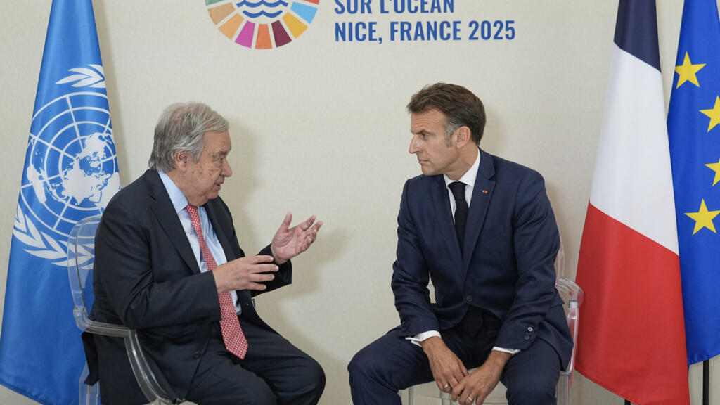 Secretário-geral da ONU, António Guterres, conversa com presidente francês, Emmanuel Macron, no dia da abertura da Conferência da ONU sobre os Oceanos, em Nice. (09/06/2025)