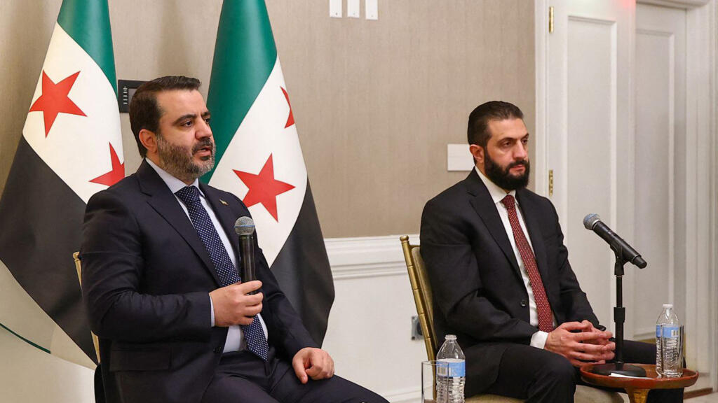 Il s'agit de la première visite officielle d'un chef d'État syrien à Washington depuis l'indépendance du pays. Ici, le président syrien par intérim Ahmed al-Charaa (à droite) aux côtés de son ministre des Affaires étrangères Asaad al-Shaibani, à Washington, le 9 novembre 2025.