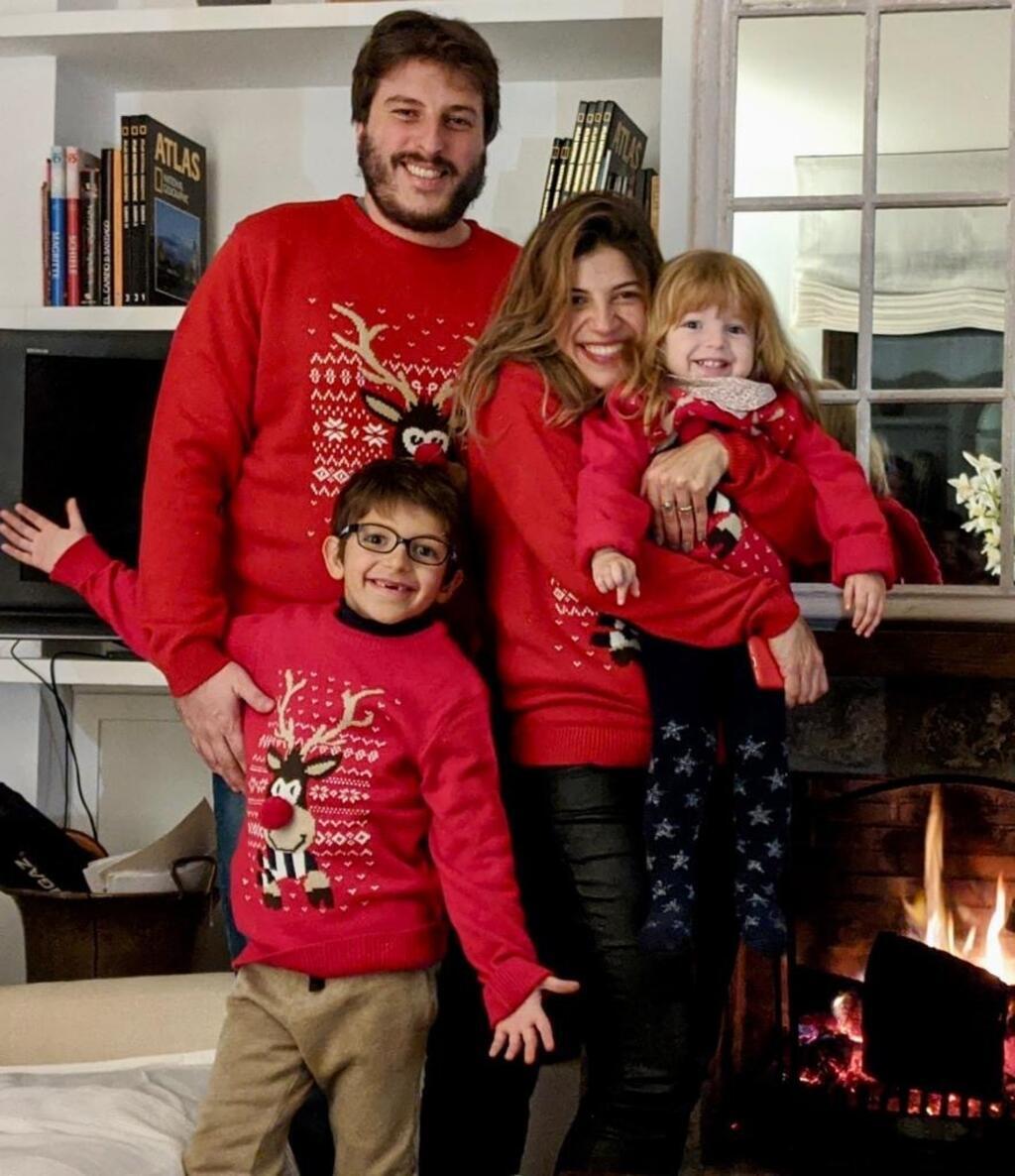 Letícia se mudou de São Paulo para Madri há 4 anos. Na casa em que vivem ela, o marido, Guilherme, e os dois filhos, Lucas e Stella, o costume de presentear em dia de reis já virou tradição.