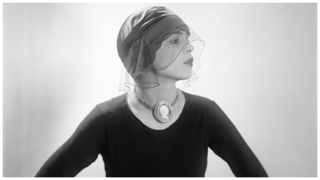 A exposição "Man Ray e a Moda" está em cartaz no Museu de Luxemburgo, em Paris, até 17 de janeiro de 2021.