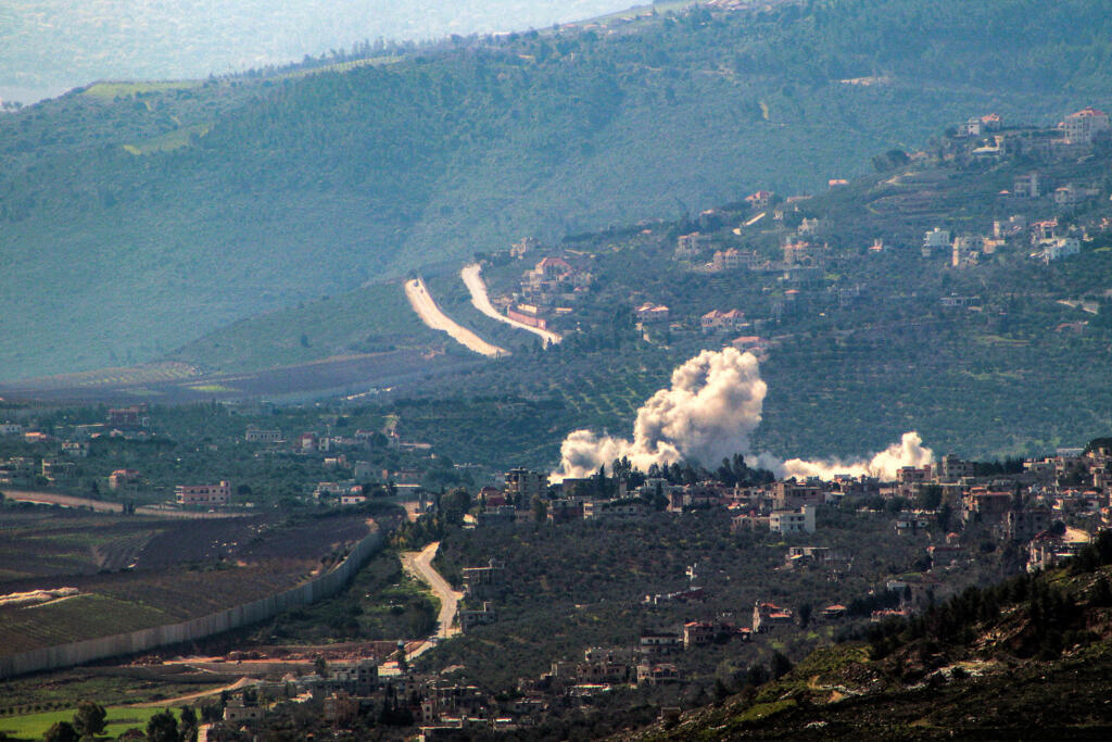 De la fumée s'échappe à nouveau du village de Kfar Kila, dans le sud du Liban, près de la frontière avec Israël, ce jeudi 8 février 2024.