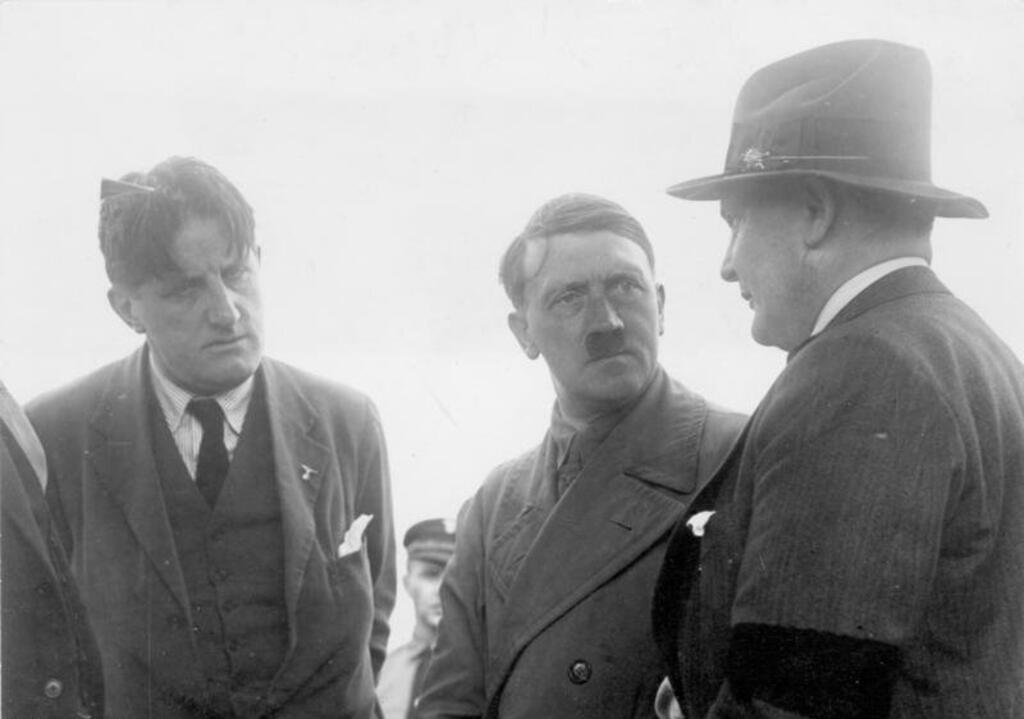 De droite à gauche, le capitaine Hermann Göring, Adolf Hitler et Dr Ernst Franz Hanfstaengl, à l'aéroport de Berlin-Tempelhof en 1932.
